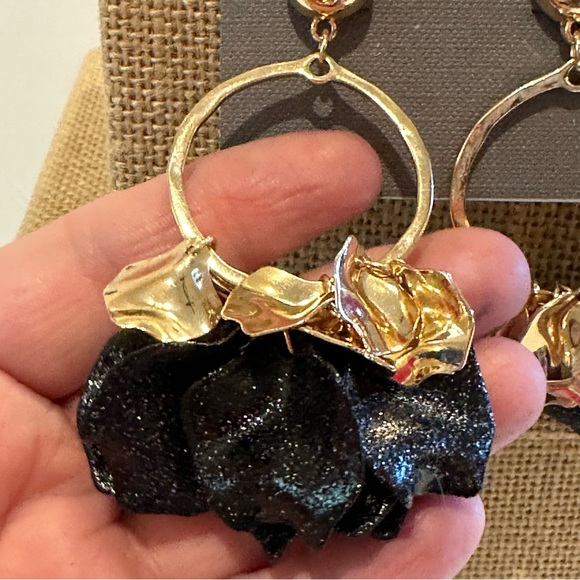 NWT Daisy Fuentes Earrings- shiny gold tone with black acrylic sparkly petals - Picture 10 of 15